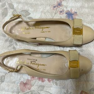 Ferragamo leather slingback short heel beige shoe. Size 7.5.